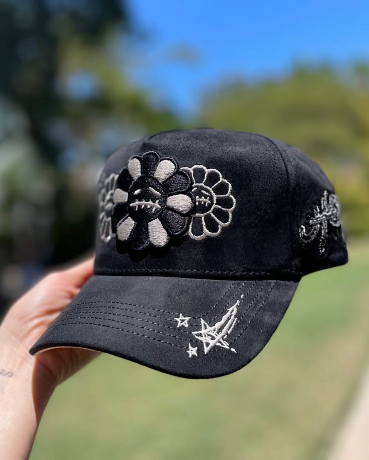 Fashionable baseball cap with daisy smiley face pattern