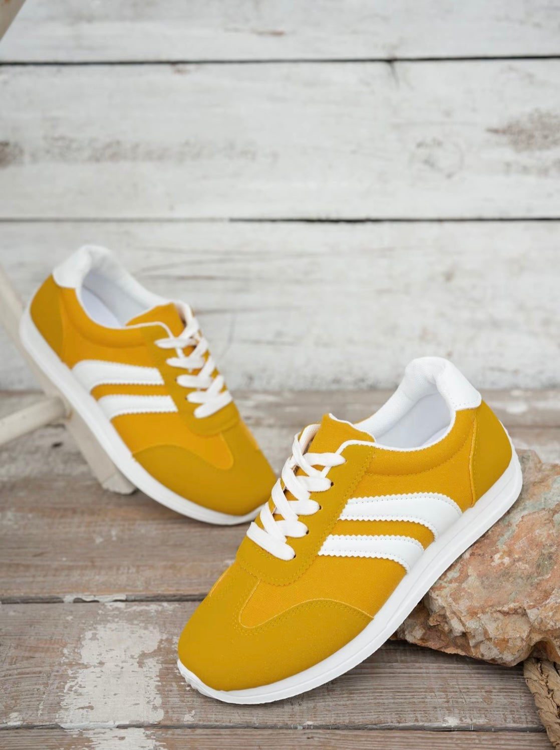 Fashionable women's athletic shoes, round-toe sneakers with thick soles