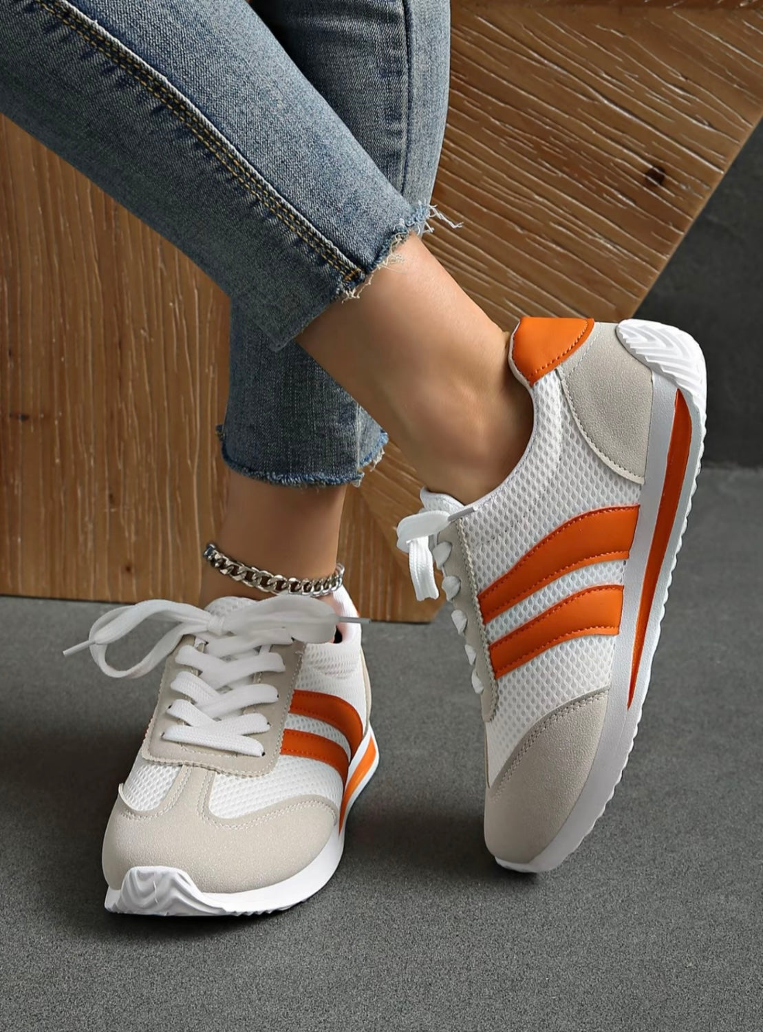 Fashionable women's athletic shoes, round-toe sneakers with thick soles